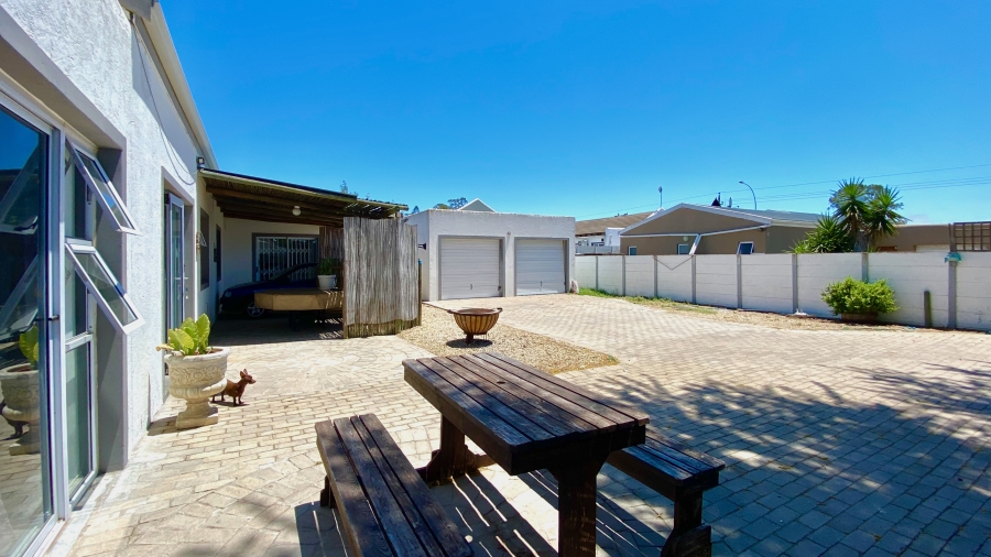 4 Bedroom Property for Sale in Velddrif Western Cape